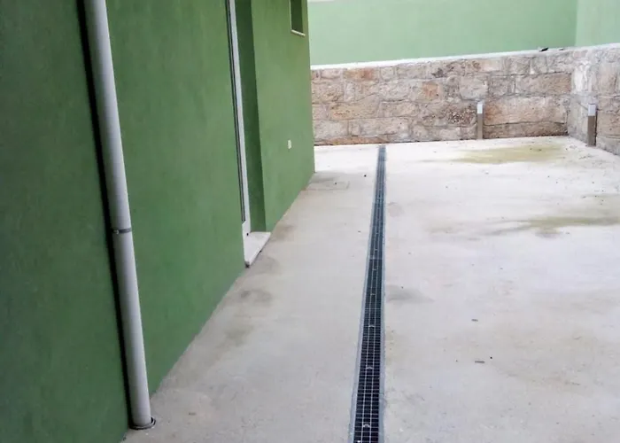 Ground Floor Terrace Flat By Porto Apartmán